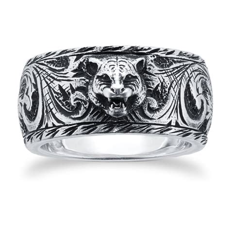 thin silver ring with feline head gucci